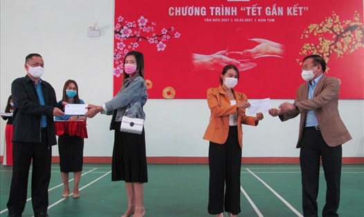 LĐLĐ Kon Tum tặng quà "Tết sum vầy" cho Đoàn viên nghèo trong dịp Tết. Ảnh: Thanh Ha