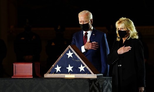 Tổng thống Joe Biden và phu nhân tới Điện Capitol viếng cảnh sát thiệt mạng trong vụ bạo loạn ngày 6.1. Ảnh: AFP.