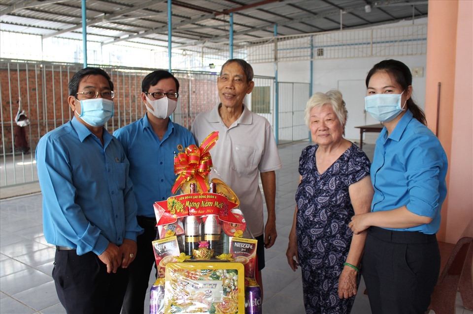 Đại diện LĐLĐ TPHCM và LĐLĐ Quận 8 thăm, tặng quà chủ nhà trọ chăm lo công nhân lao động. Ảnh LĐLĐ Quận 8.