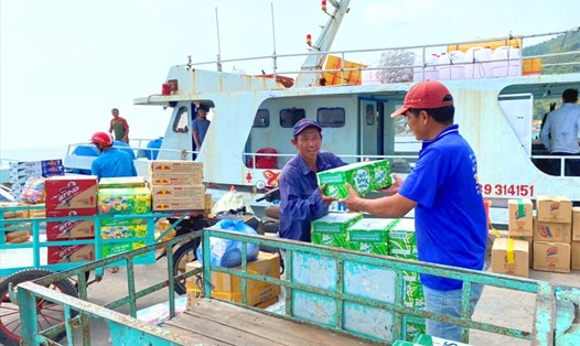 Các thành viên Nghiệp đoàn bốc xếp lên hàng hóa tại cầu cảng xã đảo Lại Sơn, huyện Kiên Hải (Kiên Giang). Ảnh: PV