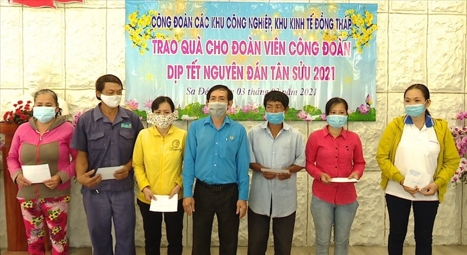 Lãnh đạo LĐLĐ tỉnh Đồng Tháp trao quà cho công nhân lao động. Ảnh: Thanh Nhàn