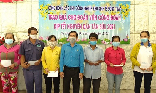 Lãnh đạo LĐLĐ tỉnh Đồng Tháp trao quà cho công nhân lao động. Ảnh: Thanh Nhàn