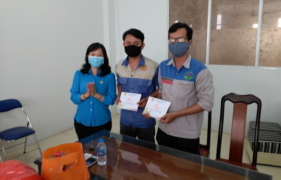 Lãnh đạo LĐLĐ huyện Cao Lãnh trao quà cho công nhân lao động. Ảnh: Lưu Hùng