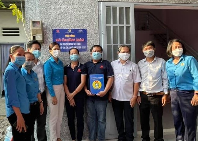 Đại diện LĐLĐ TPHCM và LĐLĐ Quận Tân Phú trao "Mái ấm Công đoàn" cho vợ chồng anh Tùng. Ảnh LĐLĐ Tân Phú.