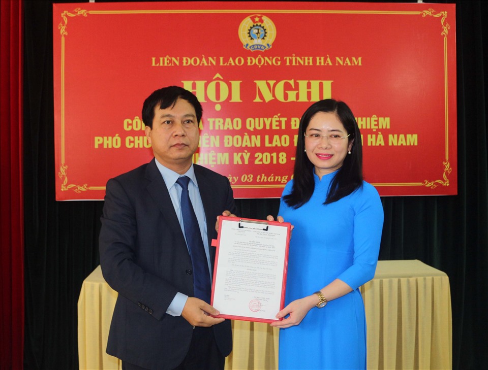 Ông Vũ Anh Đức, Ủy viên Đoàn Chủ tịch, Trưởng Ban Tổ chức Tổng LĐLĐ Việt Nam trao quyết định tới bà Phạm Thị Thu Giang. Ảnh: Phúc Lộc