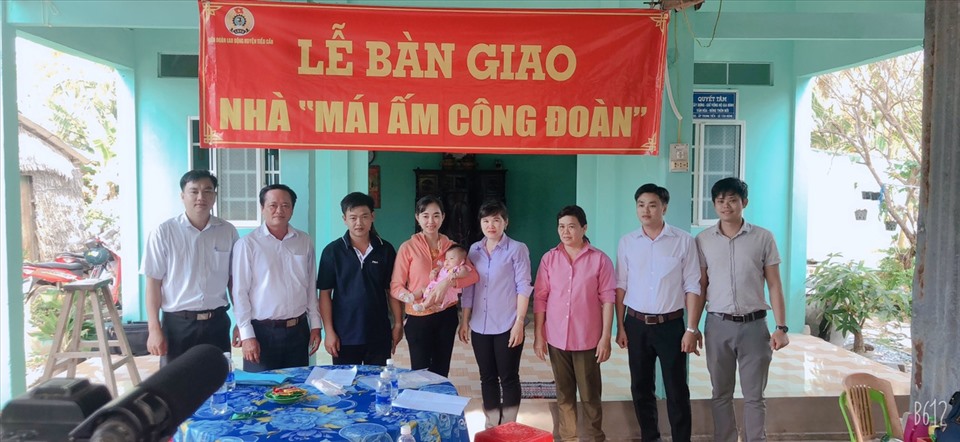 Bàn giao nhà MACĐ cho gia đình anh Trương Đình Văn. Ảnh: Trí Dũng