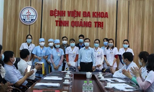 Người lao động thuộc ngành Y tế tỉnh Quảng Trị được nhận quà. Ảnh: MT.