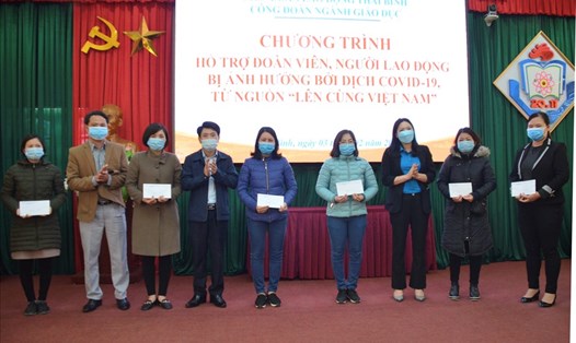 9 đoàn viên, người lao động ngành Giáo dục tỉnh Thái Bình nhận quà từ nguồn chương trình “Lên cùng Việt Nam” của Quỹ xã hội Tấm Lòng Vàng Lao Động. Ảnh Bá Mạnh