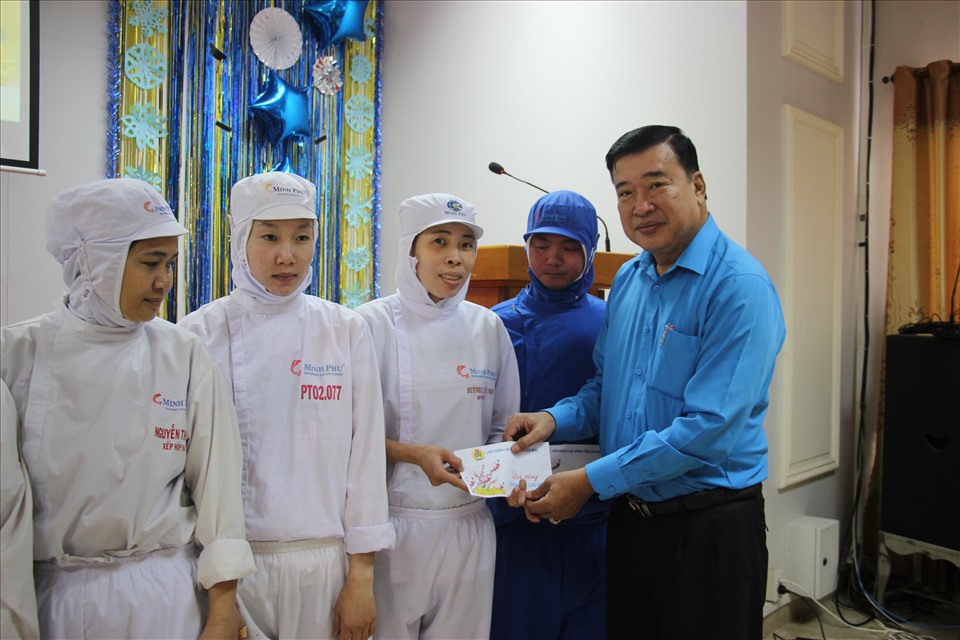 Chủ tịch LĐLĐ tỉnh Cà Mau Võ Thanh Tòng trao quà trực tiếp cho công nhân Công ty Cổ phần Tập đoàn Minh Phú. Ảnh: Nguyễn Bảo