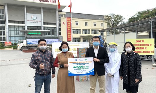 Đại diện các bác sĩ tại Quảng Ninh đón nhận gói tài trợ 42,000 ly sữa trị giá 320 triệu đồng từ Nhãn hàng Cô gái Hà Lan và Yomost (thuộc Tập đoàn FrieslandCampina Việt Nam).