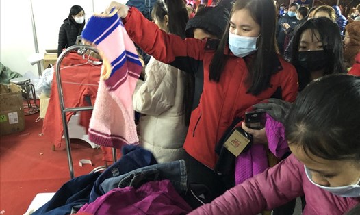 Nhiều nữ công nhân hồ hởi chọn các bộ quần áo cũ tại "Gian hàng 0 đồng" do Liên đoàn Lao động tỉnh Bắc Ninh tổ chức vào tháng 1 vừa qua. Ảnh: Bảo Hân