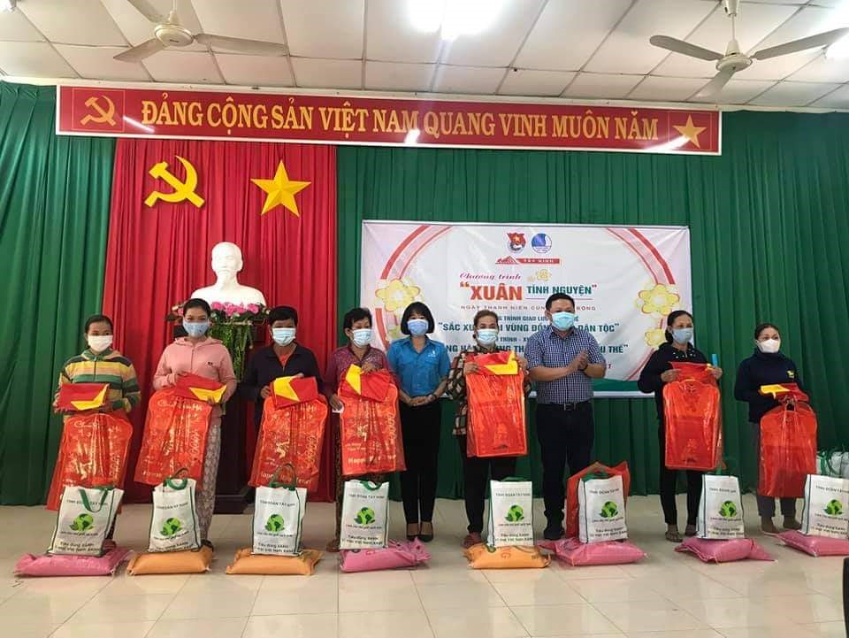 CĐCS Cty Pou Hung VN trao tặng quà Tết cho người dân nghèo vùng biên giới. Ảnh LĐLĐ Tây Ninh cung cấp