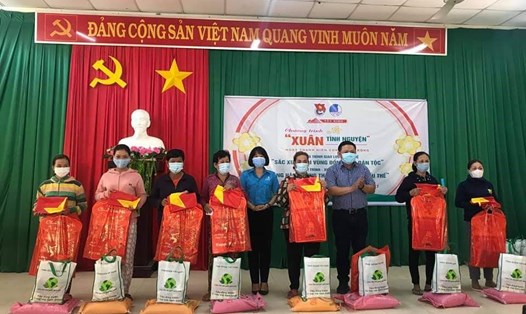 CĐCS Cty Pou Hung VN trao tặng quà Tết cho người dân nghèo vùng biên giới. Ảnh LĐLĐ Tây Ninh cung cấp