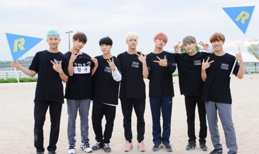 Nhóm nhạc Hàn Quốc - BTS trong lần hiếm hoi tham gia show truyền hình “Running Man”. Ảnh nguồn: Xinhua.