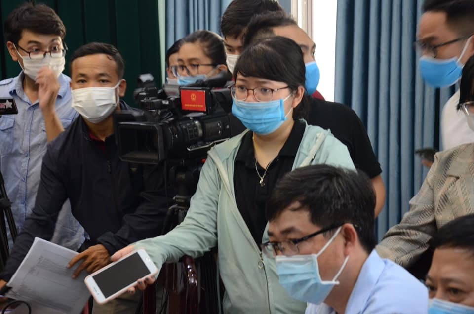 Tác giả (cầm điện thoại) trong những ngày tác nghiệp tin bài dịch bệnh COVID-19 căng thẳng của phóng viên Đà Nẵng.