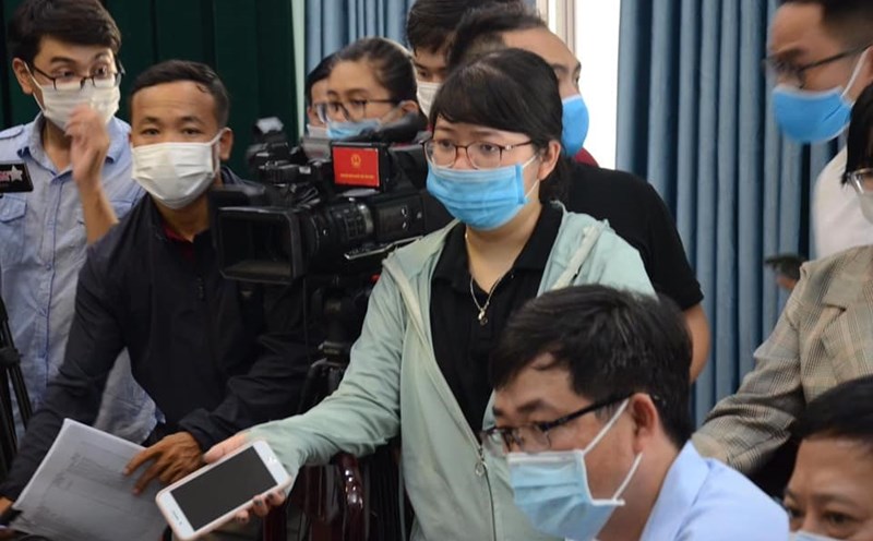 Tác giả (cầm điện thoại) trong những ngày tác nghiệp tin bài dịch bệnh COVID-19 căng thẳng của phóng viên Đà Nẵng.