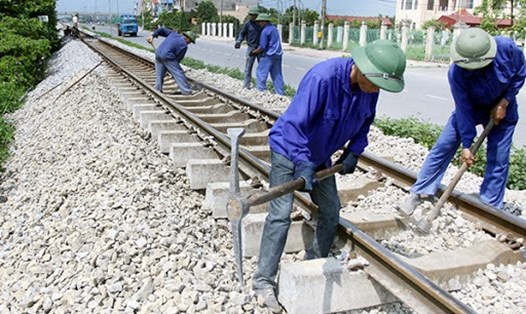 Người lao động ngành đường sắt gặp nhiều khó khăn do tác động của dịch COVID-19. Ảnh VNR