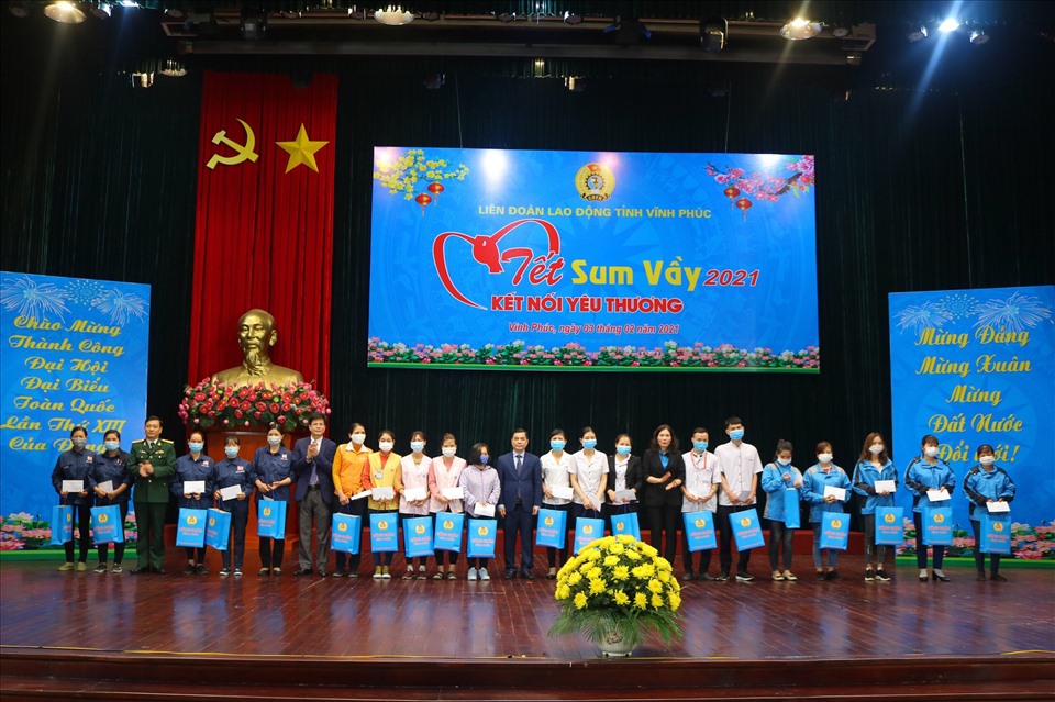 Các Uỷ viên Ban Thường vụ Tỉnh uỷ và bà Trịnh Thị Thoa - Chủ tịch LĐLĐ tỉnh trao quà cho công nhân lao động có hoàn cảnh khó khăn. Ảnh: Phạm Duẩn