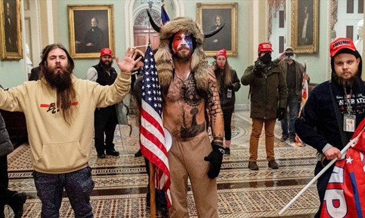 Jacob Chansley (giữa), tham gia vụ xâm nhập Điện Capitol ngày 6.1. Ảnh: AFP.