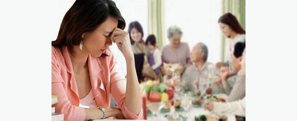 Tết đến, phụ nữ phải đối mặt với không ít áp lực. Ảnh: GG