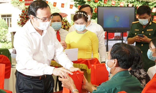Bí Thư TPHCM Nguyễn Văn Nên thăm, tặng quà cựu cán bộ chiến sĩ tại Tây Ninh. Ảnh: Đại Dương