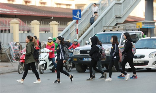 Hà Nội vận động người dân hạn chế đi lại để phòng chống dịch COVID-19. Ảnh: Hải Nguyễn