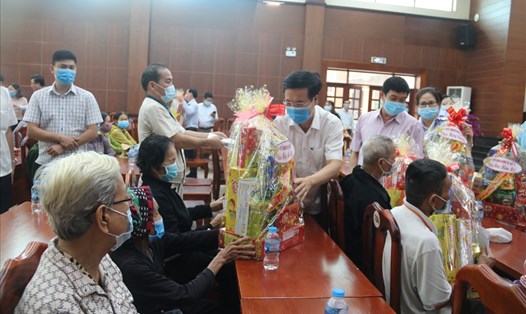Uỷ viên Bộ Chính trị, Trưởng Ban Tuyên giáo Trung ương Võ Văn Thưởng trao quà Tết cho gia đình chính sách ở Đồng Nai. Ảnh: Phong Nguyễn