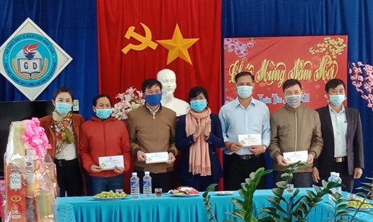 Bà Phạm Thị Trung, Giám đốc Sở GDĐT và bà Nguyễn Thị Ái - Chủ tịch CĐGD tặng quà cho các giáo viên tại Đắk Glei.