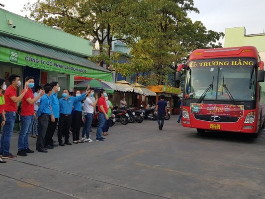 Đại diện Công đoàn các Khu chế xuất & công nghiệp TPHCM và Ban Giám đốc Công ty Cổ phần Sài gòn Food tiễn các công nhân về quê đón Tết. Ảnh Đức Long