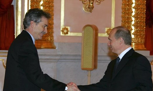 Cựu Đại sứ Mỹ tại Nga William Burns, người được Tổng thống Biden đề cử là Giám đốc CIA, bắt tay ông Vladimir Putin. Ảnh: Kremlin