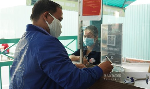 Người dân khai báo y tế tại Bệnh viện nhân dân Gia Định. Ảnh: Thanh Chân