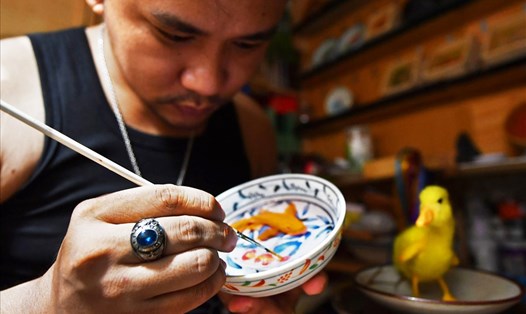 Nguyễn Tấn Đạt còn có biệt danh là Mr Cá, nổi tiếng với tranh cá 3D, một nghệ sĩ thân thiện, hòa đồng.