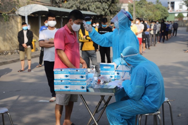 Người lao động Công ty Than Dương Huy - TKV trong thời gian cách ly được phát khẩu trang y tế và đo thân nhiệt 2 lần/ngày. Ảnh: Văn Tiến