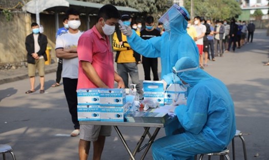Người lao động Công ty Than Dương Huy - TKV trong thời gian cách ly được phát khẩu trang y tế và đo thân nhiệt 2 lần/ngày. Ảnh: Văn Tiến