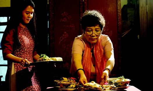Nghệ nhân ẩm thực dân gian Ánh Tuyết trình bày món ăn theo chuẩn truyền thống. Ảnh: NVCC