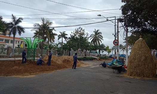 Công nhân đang khẩn trương tạo các tiểu cảnh đón Tết ở các công viên tại Nha Trang, Khánh Hòa. Ảnh: Nhiệt Băng