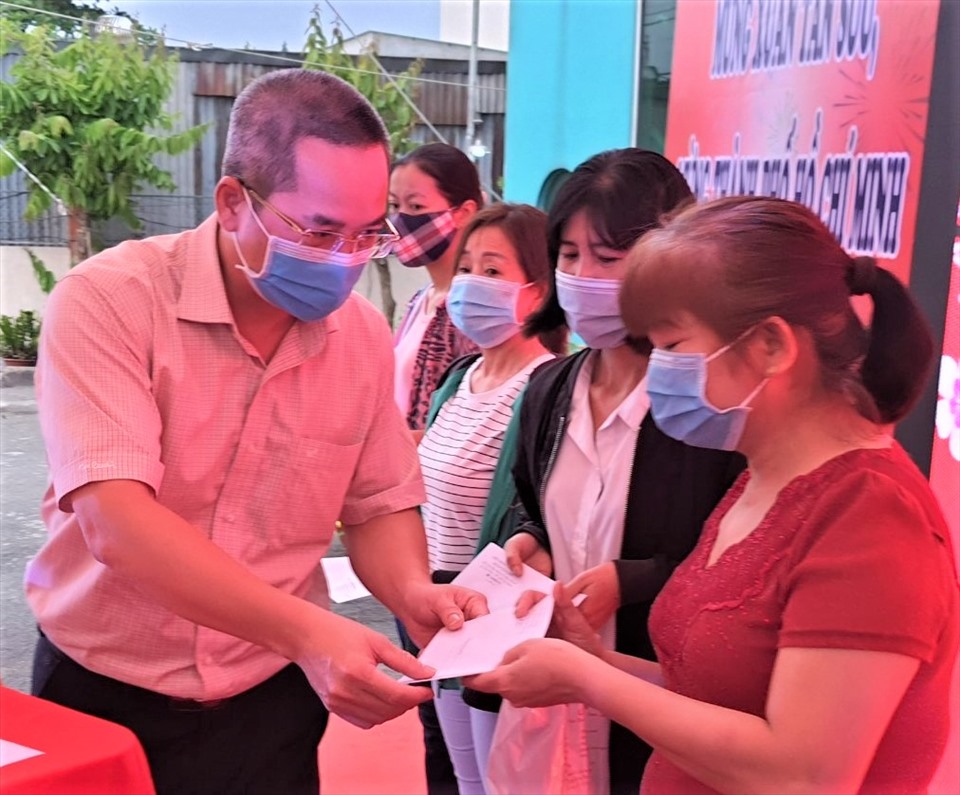 Đại diện SABECO trao quà cho các công nhân bị ảnh hưởng bởi dịch COVID-19. Ảnh Nam Dương