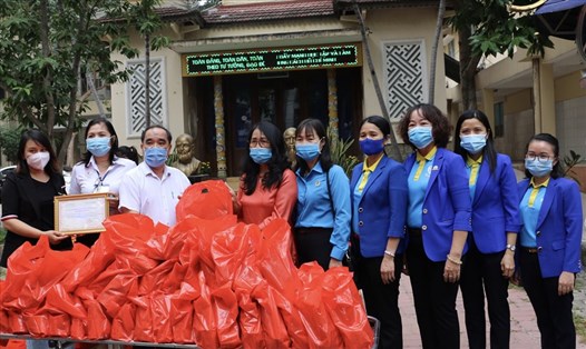 Lãnh đạo Bệnh viện Đa khoa tỉnh Khánh Hoà tiếp nhận 200 suất quà Tết trao cho bệnh nghèo trước thềm năm mới. Ảnh:Phước Tín
