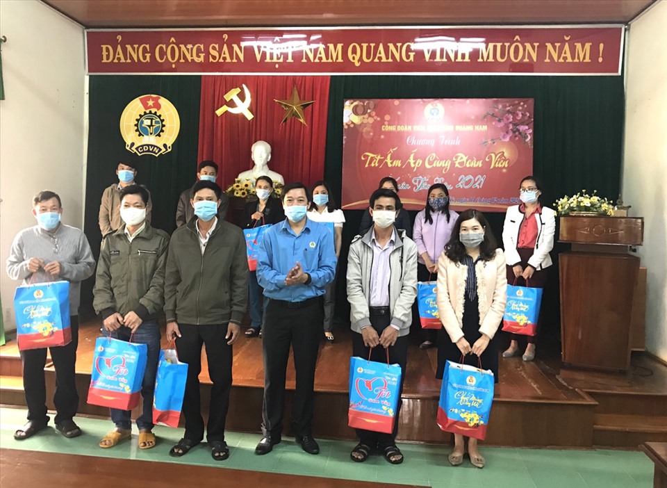 CĐVC tỉnh Quảng Nam tặng quà cho đoàn viên. Ảnh: Thanh Chung