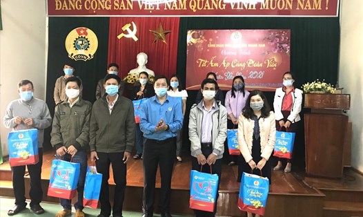 CĐVC tỉnh Quảng Nam tặng quà cho đoàn viên. Ảnh: Thanh Chung