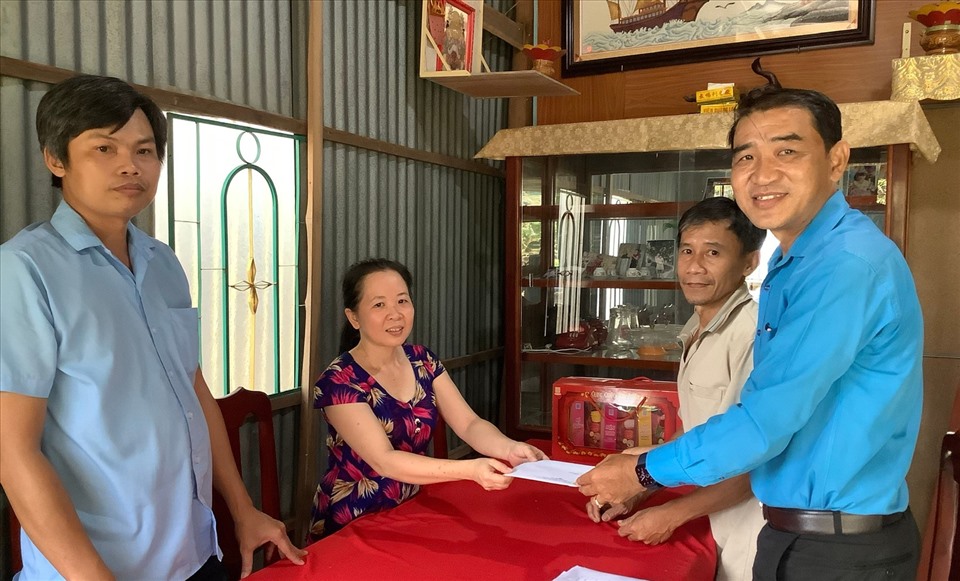 Lãnh đạo LĐLĐ thành phố Sa Đéc trao quà cho đoàn viên khó khăn. Ảnh: Lưu Hùng