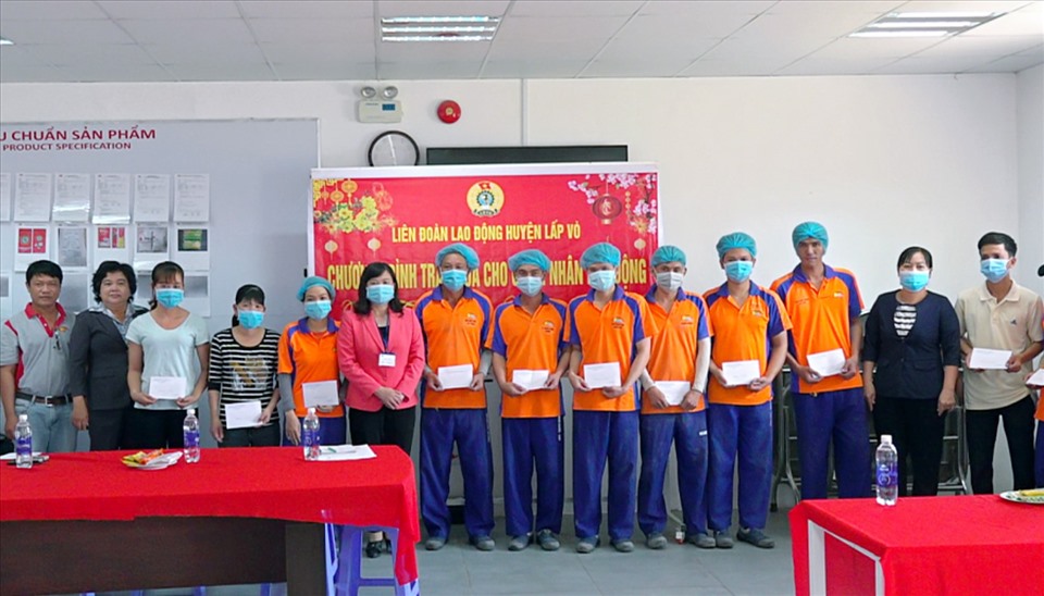 Buổi trao quà cho đoàn viên, người lao động khó khăn. Ảnh: Lưu Hùng