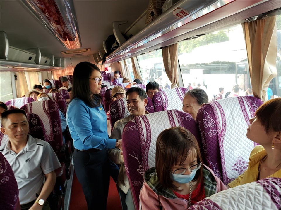 Lãnh đạo LĐLĐ tỉnh Đồng Nai tiễn công nhân trên chuyến xe về quê đón Tết ở thời điểm chưa có dịch bệnh COVID-19 xảy ra. Ảnh: Hà Anh Chiến