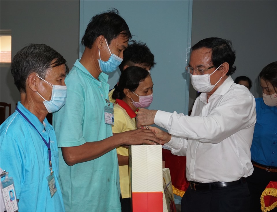 Bí thư Thành ủy TPHCM Nguyễn Văn Nên trao tặng quà Tết cho đoàn viên, công nhân lao động tiêu biểu, có hoàn cảnh khó khăn tại Tây Ninh. Ảnh: Quốc Tiến