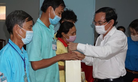 Bí thư Thành ủy TPHCM Nguyễn Văn Nên trao tặng quà Tết cho đoàn viên, công nhân lao động tiêu biểu, có hoàn cảnh khó khăn tại Tây Ninh. Ảnh: Quốc Tiến