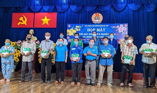 Đại diện LĐLĐ Quận Gò Vấp, TPHCM trao quà cho các đoàn viên nghiệp đoàn có hoàn cảnh khó khăn trong dịp Tết Tân sửu 2021. Ảnh: Anh Tú