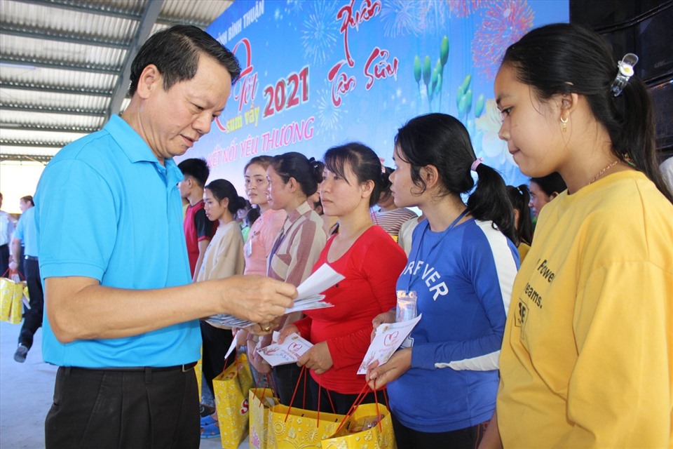 Ông Nguyễn Xuân Phối- Chủ tịch LĐLĐ tỉnh Bình Thuận - trao tặng quà cho công nhân lao động trong Chương trình "Tết Sum vầy - 2021". Ảnh: Võ Huyền