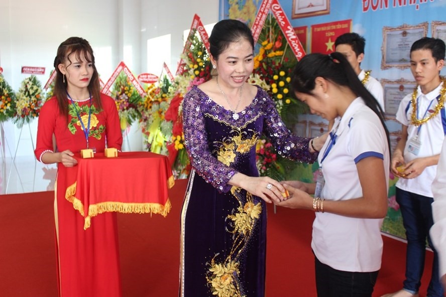 CTy Hoan Vinh tặng vàng cho CNLĐ ngày khai trương đầu năm. Ảnh: K.Q