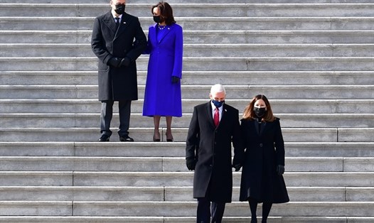 Phó Tổng thống Mỹ Kamala Harris và phu quân (trái) cùng cựu Phó Tổng thống Mỹ Mike Pence và phu nhân Karen Pence rời đi sau khi tham dự lễ nhậm chức của ông Joe Biden, tại Điện Capitol hôm 20.1. Ảnh: AFP.