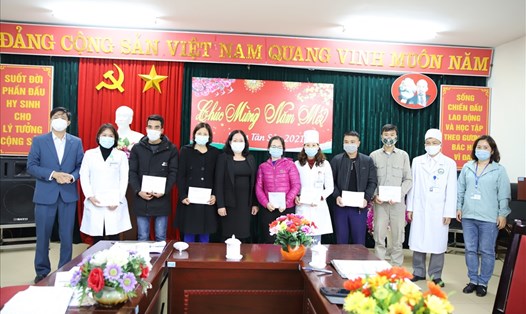 Đoàn viên Công đoàn ngành Y tế Lào Cai đón nhận quà Tết. Ảnh: Hồng Loan